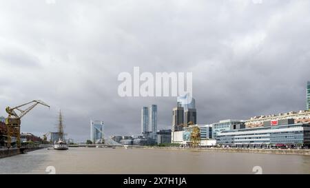 Vue sur Puerto Madero, un quartier situé dans le quartier central des affaires de Buenos Aires, le long de la rive Río de la Plata, connue pour son architecture moderne Banque D'Images