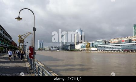 Vue sur Puerto Madero, un quartier situé dans le quartier central des affaires de Buenos Aires, le long de la rive Río de la Plata, connue pour son architecture moderne Banque D'Images