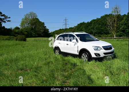 Vauxhall Antara se 4x4 dans un champ dans la campagne anglaise. Banque D'Images