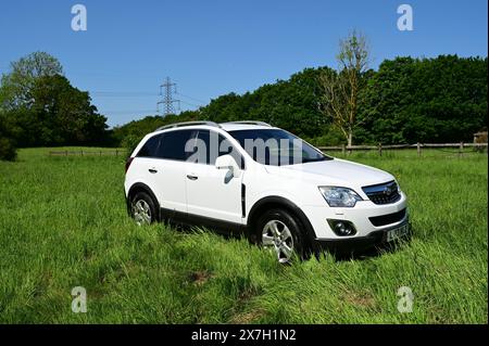 Vauxhall Antara se 4x4 dans un champ dans la campagne anglaise. Banque D'Images