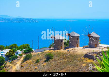 Les trois moulins à vent de Chora et monastère emblématique de Saint Jean le théologien à chora de l'île de Patmos, Dodécanèse, Grèce Banque D'Images