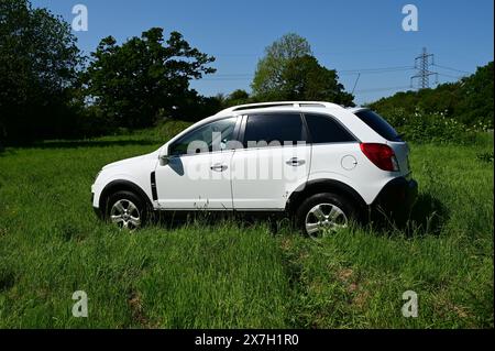 Vauxhall Antara se 4x4 dans un champ dans la campagne anglaise. Banque D'Images