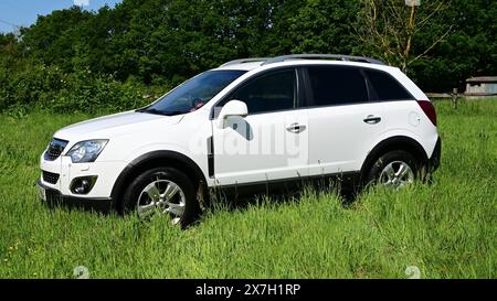 Vauxhall Antara se 4x4 dans un champ dans la campagne anglaise. Banque D'Images