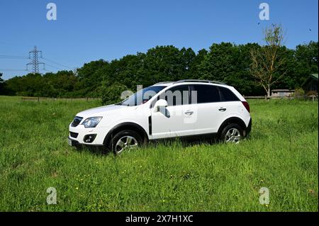 Vauxhall Antara se 4x4 dans un champ dans la campagne anglaise. Banque D'Images