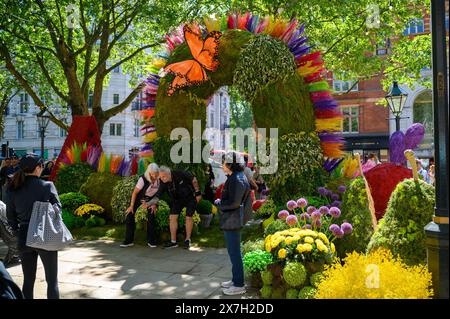 Londres, Royaume-Uni, le thème des années 2024 est «Fêtes florales», célébrant deux des choses pour lesquelles Chelsea est le plus célèbre : le patrimoine botanique et la nourriture fabuleuse. Le spectacle d'art floral alternatif transforme les rues de Chelsea à partir du 20-26 mai, avec des expositions faites de fleurs fraîches. Produit par Cadogan, en association avec la Royal Horticultural Society (RHS), le concours annuel continue de croître d’année en année, avec les meilleurs détaillants, restaurants et hôtels de Chelsea qui s’ornent de designs créatifs, en compétition pour les prix convoités. Banque D'Images