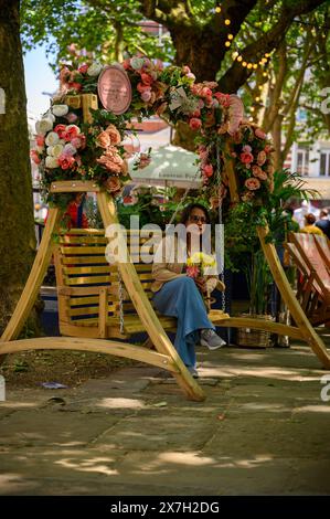 Londres, Royaume-Uni, le thème des années 2024 est «Fêtes florales», célébrant deux des choses pour lesquelles Chelsea est le plus célèbre : le patrimoine botanique et la nourriture fabuleuse. Le spectacle d'art floral alternatif transforme les rues de Chelsea à partir du 20-26 mai, avec des expositions faites de fleurs fraîches. Produit par Cadogan, en association avec la Royal Horticultural Society (RHS), le concours annuel continue de croître d’année en année, avec les meilleurs détaillants, restaurants et hôtels de Chelsea qui s’ornent de designs créatifs, en compétition pour les prix convoités. Banque D'Images