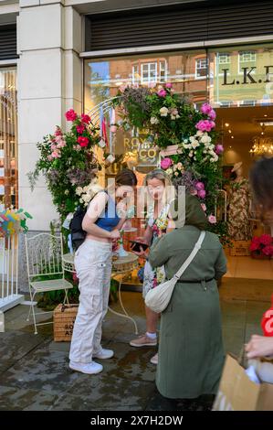 Londres, Royaume-Uni, le thème des années 2024 est «Fêtes florales», célébrant deux des choses pour lesquelles Chelsea est le plus célèbre : le patrimoine botanique et la nourriture fabuleuse. Le spectacle d'art floral alternatif transforme les rues de Chelsea à partir du 20-26 mai, avec des expositions faites de fleurs fraîches. Produit par Cadogan, en association avec la Royal Horticultural Society (RHS), le concours annuel continue de croître d’année en année, avec les meilleurs détaillants, restaurants et hôtels de Chelsea qui s’ornent de designs créatifs, en compétition pour les prix convoités. Banque D'Images