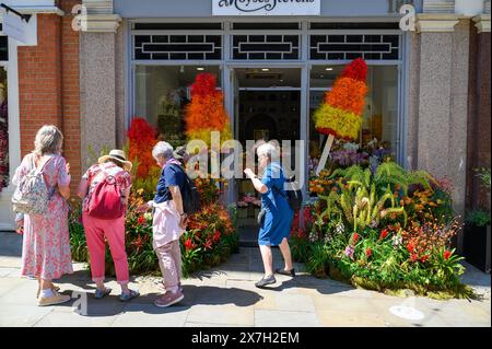 Londres, Royaume-Uni, le thème des années 2024 est «Fêtes florales», célébrant deux des choses pour lesquelles Chelsea est le plus célèbre : le patrimoine botanique et la nourriture fabuleuse. Le spectacle d'art floral alternatif transforme les rues de Chelsea à partir du 20-26 mai, avec des expositions faites de fleurs fraîches. Produit par Cadogan, en association avec la Royal Horticultural Society (RHS), le concours annuel continue de croître d’année en année, avec les meilleurs détaillants, restaurants et hôtels de Chelsea qui s’ornent de designs créatifs, en compétition pour les prix convoités. Banque D'Images