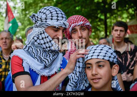 Pampelune, Espagne. 18 mai 2024. Les manifestants portant des foulards en keffiyeh se préparent pendant la manifestation. Des milliers de personnes ont participé à une manifestation dans les rues de Pampelune appelant à une Palestine libre. Crédit : SOPA images Limited/Alamy Live News Banque D'Images