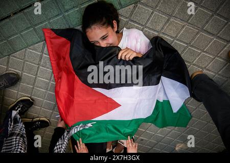 Pampelune, Espagne. 18 mai 2024. Un manifestant tient un drapeau pendant la manifestation. Des milliers de personnes ont participé à une manifestation dans les rues de Pampelune appelant à une Palestine libre. Crédit : SOPA images Limited/Alamy Live News Banque D'Images