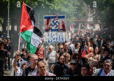 Pampelune, Espagne. 18 mai 2024. Des foules de manifestants se rassemblent pendant la manifestation. Des milliers de personnes ont participé à une manifestation dans les rues de Pampelune appelant à une Palestine libre. Crédit : SOPA images Limited/Alamy Live News Banque D'Images