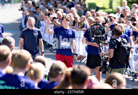 Broenderslev, Danemark. 20 mai 2024. Le prince héritier Christian court un mile pendant la course royale à Broenderslev, lundi 20 mai 2024. La Royal Run est une course de fitness annuelle qui se déroule dans plusieurs villes danoises. La course a eu lieu pour la première fois le 21 mai 2018 en l'honneur du 50e anniversaire du roi, et la famille royale a participé à la course royale depuis lors. En 2024, il y a 95 106 participants dans tout le pays pour la course de fitness qui se tient pour la sixième fois. (Photo : Henning Bagger/Ritzau Scanpix) crédit : Ritzau/Alamy Live News Banque D'Images