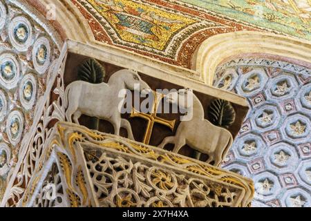 Ravenne, province de Ravenne, Italie. Majuscule sur colonne avec deux agneaux face à une croix dorée. Les monuments chrétiens primitifs de Ravenne de Banque D'Images