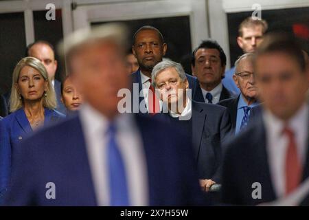 New York, États-Unis. 20 mai 2024. Les invités de l'ancien président américain Donald Trump écoutent parler à la presse avec son avocat Todd Blanche avant son procès de l'argent caché devant la Cour pénale de Manhattan le 20 mai 2024 à New York. Michael Cohen, l'ancien avocat de Trump, reprendra la barre pour poursuivre son contre-interrogatoire par la défense dans le procès de l'ancien président contre l'argent caché. Cohen est le dernier témoin de l'accusation dans le procès et devrait mettre fin à sa cause cette semaine. Crédit : UPI/Alamy Live News Banque D'Images