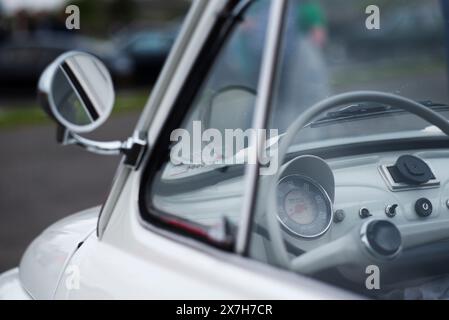 Volant et tableau de bord d'une Fiat 500 des années 1950 au 100e Breakfast Club sur le circuit de course automobile de Goodwood, Chichester, West Sussex, Royaume-Uni Banque D'Images