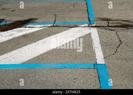 Les parkings payants sont indiqués par des lignes bleues. quartiers avec parking sur les lignes bleues est réglementé par la municipalité, les panneaux routiers indicat Banque D'Images