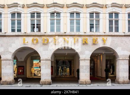 Modegeschäft LODENFREY Das mode- und Trachtengeschäft LODENFREY in der Maffeistraße in München München Bayern Deutschland *** magasin de mode LODENFREY magasin de vêtements traditionnels LODENFREY à Maffeistraße à Munich Munich Bavière Allemagne Banque D'Images