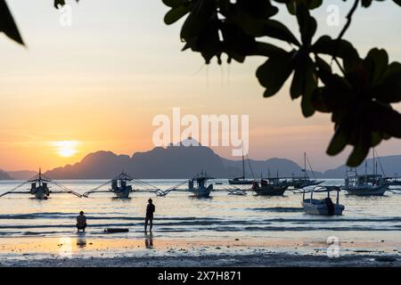 Corong Corong Beach au coucher du soleil, El Nido, Bacuit Bay, Palawan, Philippines Banque D'Images