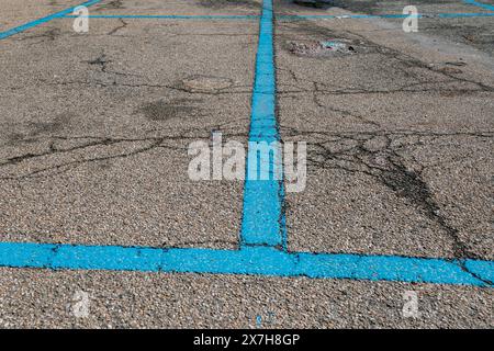 Les parkings payants sont indiqués par des lignes bleues. quartiers avec parking sur les lignes bleues est réglementé par la municipalité, les panneaux routiers indicat Banque D'Images