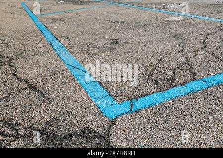 Les parkings payants sont indiqués par des lignes bleues. quartiers avec parking sur les lignes bleues est réglementé par la municipalité, les panneaux routiers indicat Banque D'Images