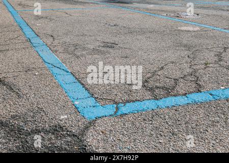 Les parkings payants sont indiqués par des lignes bleues. quartiers avec parking sur les lignes bleues est réglementé par la municipalité, les panneaux routiers indicat Banque D'Images