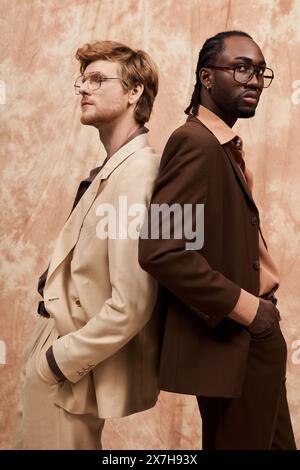 Beaux hommes multiculturels dans un style dapper élégant debout ensemble. Banque D'Images