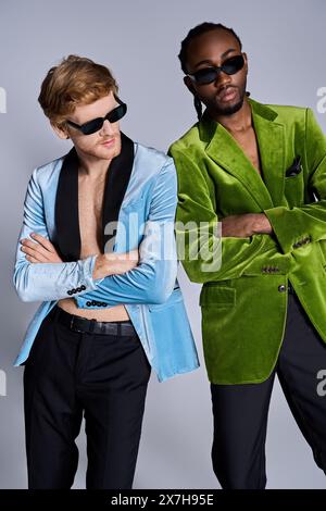 Beaux hommes multiculturels dans un style dapper élégant posent ensemble. Banque D'Images