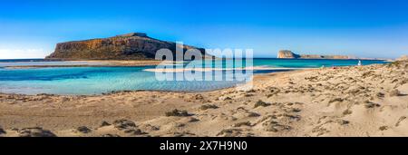 Vue imprenable sur le lagon de Balos avec magical eaux turquoise, lagons, plages tropicales de sable blanc et de l'île de Gramvousa en Crète, Grèce Banque D'Images