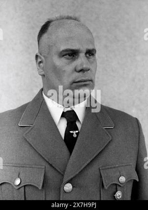 Acteur tchèque non identifié en costume dans le rôle de l'officiel nazi Martin Bormann sur le plateau Candid aux studios Barrandov à Prague le 22 avril 1949 lors du tournage de scènes pour la deuxième partie de PADENIE BERLINA / LA CHUTE DE BERLIN 1950 réalisateur MIKHEIL CHIAURELI scénaristes Mikheil Chiaureli et Pyotr Pavlenko musique Dmitri Chostakovitch costume design Valentin Perelyotov producteur exécutif Victor Tsirgiladze Mosfilm Banque D'Images