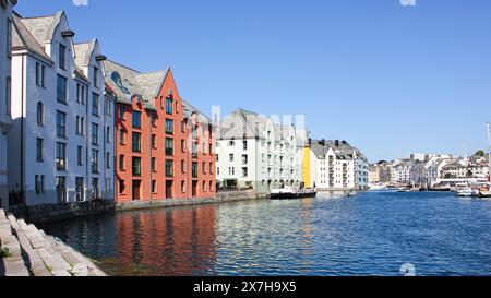 Paysage urbain de la ville d'Alesund par une journée d'été ensoleillée, Norvège. Vue sur le port d'architecture Art Nouveau coloré. Banque D'Images