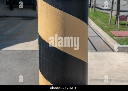 poteau anti-éclatement amovible pour vitres ou pour restreindre le passage aux véhicules autorisés seulement. couleurs haute visibilité pour signaler la présence. Banque D'Images