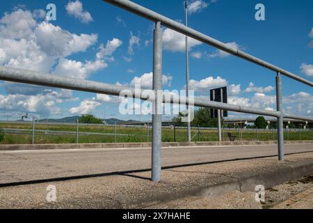 main courante en acier galvanisé dans le passage piéton. Garde-corps pour prévenir les chutes sur l'irrégularité d'une rampe sur un trottoir. Banque D'Images