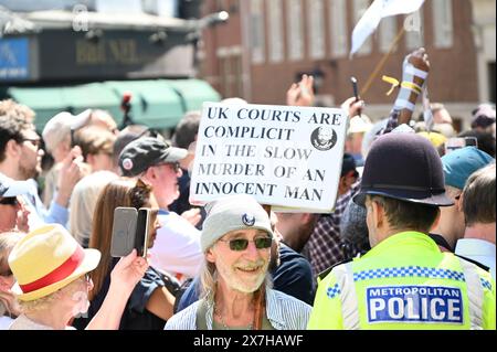 LONDRES, ANGLETERRE, Royaume-Uni - 20 MAI 2024 : les partisans acclament avec joie alors que Julian Assange a remporté un appel contre l'extradition vers les États-Unis. Julian, étiez-vous victorieux ou étiez-vous confronté à la perspective de la mort dans la prison de sa Majesté Belmarsh ? Il n'y a pas de date d'appel pour emprisonner une personne sans aucune accusation. Nous appelons cela notre démocratie. En fait, les démocraties occidentales sont les plus grandes violations des droits de l'homme et de la liberté, y compris la liberté des journalistes à la Cour royale de justice, ANGLETERRE, Royaume-Uni . Crédit : Voir Li/Picture Capital/Alamy Live News Banque D'Images