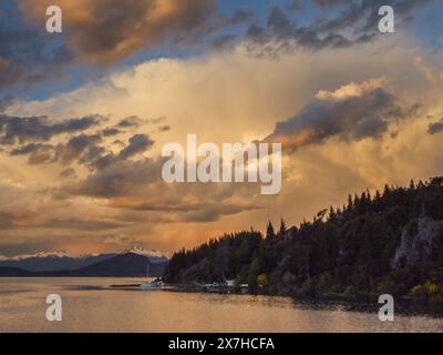 Nuages colorés au-dessus des Andes enneigées à travers le lac Nahuel Huapi. Parc national Nahuel Huapi près de Bariloche, Argentine. Banque D'Images