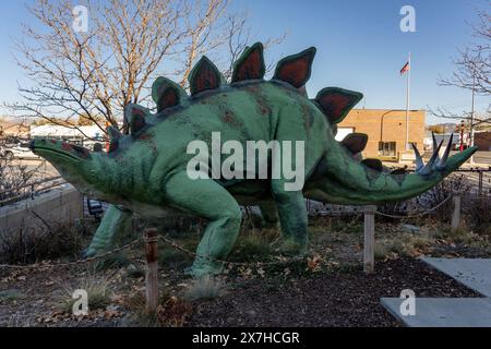 Modèle grandeur nature d'un stégosaure dans le jardin des dinosaures. Musée d'histoire naturelle de l'Utah Field House. Vernal, Utah. Banque D'Images