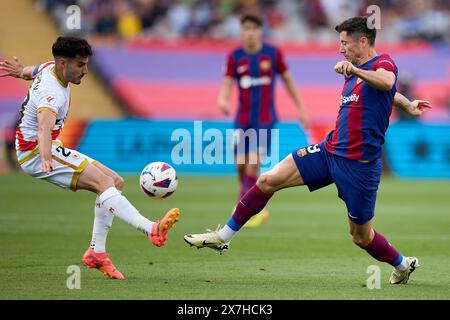 Barcelone, Espagne. 19 mai 2024. BARCELONE, ESPAGNE - 19 MAI : Andrei Ratiu du Rayo Vallecano en action avec Robert Lewandowski du FC Barcelone lors du match Liga EA Sports entre le FC Barcelone et le Rayo Vallecano aux Estadi Olimpic Lluis Companys le 19 mai 2024 à Barcelone, Espagne crédit : DAX images/Alamy Live News Banque D'Images