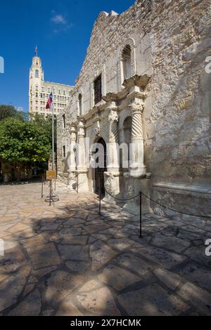 L'historique Alamo dans l'Alamo Plaza avec l'hôtel Emily Morgan derrière à San Antonio, Texas. L'Emily Morgan Hotel a été construit en 1924 sous le nom de Medic Banque D'Images