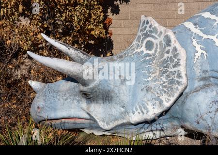 Modèle grandeur nature de tricératops dans le jardin des dinosaures. Musée d'histoire naturelle de l'Utah Field House. Vernal, Utah. Banque D'Images
