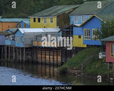 Palafitos colorés, maisons de pêcheurs sur pilotis au-dessus de l'eau à Castro sur l'île de Chiloe, Chili. Banque D'Images