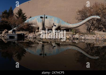 Modèle grandeur nature d'un Diplodocus dans le jardin des dinosaures. Musée d'histoire naturelle de l'Utah Field House. Vernal, Utah. Banque D'Images