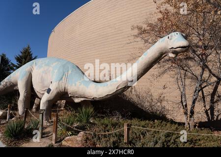 Modèle grandeur nature d'un Diplodocus dans le jardin des dinosaures. Musée d'histoire naturelle de l'Utah Field House. Vernal, Utah. Banque D'Images