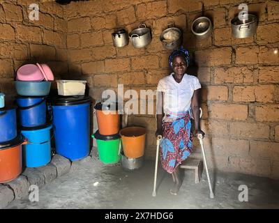 Calulo, Angola. 03 mai 2024. Ana José Capagaio, petite agricultrice de 37 ans, se trouve dans sa maison dans le village de Calulo, dans la province angolaise de Kwanza Sul. La mère célibataire de sept enfants a marché sur une mine terrestre en cherchant du bois de chauffage et a perdu sa jambe gauche. Désamorcer les mines terrestres est une tâche laborieuse. Maintenant, des rats hamsters géants aident à nettoyer les explosifs. Crédit : Kristin Palitza/dpa/Alamy Live News Banque D'Images