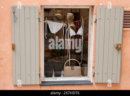 20.05.2024, Ferien à Saint Tropez, Frankreich, Côte d'Azur, im Bild : Badeanzug im Schaufenster *** 20 05 2024, vacances à Saint Tropez, France, Côte d'Azur, dans le maillot de bain photo dans la vitrine Banque D'Images