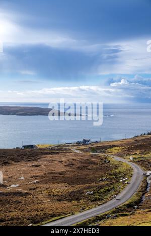 La route à voie unique menant à Altandhu et Reiff sur la péninsule de Coigach dans les Highlands écossais Banque D'Images