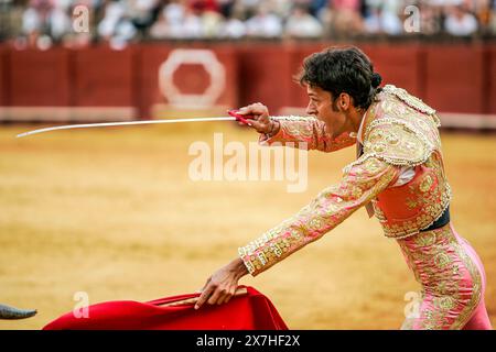 Matador Antonio Nazare exécute une estocada finale lors d'une corrida à Séville. Banque D'Images