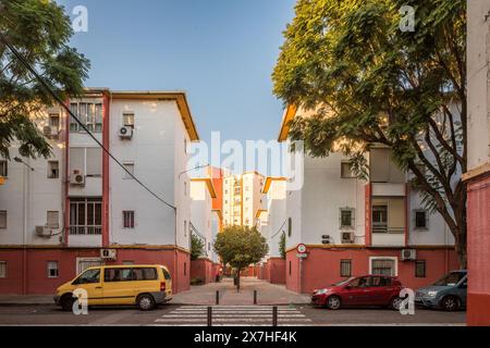 Les logements publics des années 1950 se trouvent dans El Tardón de Triana, un témoignage de l’histoire urbaine de Séville. Banque D'Images