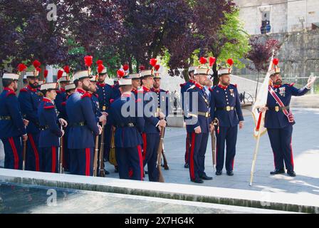 Soldats attendant de commencer une exposition militaire de la Garde Royale devant la cathédrale Plaza Asunción Santander Cantabrie Espagne 11 mai 2024 Banque D'Images