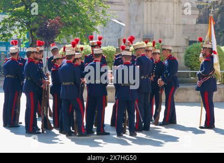 Soldats attendant de commencer une exposition militaire de la Garde Royale devant la cathédrale Plaza Asunción Santander Cantabrie Espagne 11 mai 2024 Banque D'Images