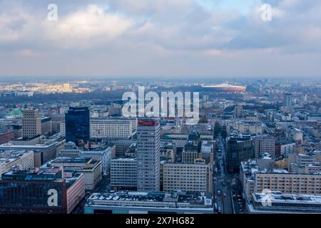 Vue panoramique des bâtiments modernes dans le centre de Varsovie, Pologne vu du Palais de la culture et de la Science Banque D'Images