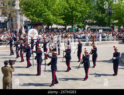 Exposition militaire par des fusionneurs de la Garde Royale devant la cathédrale Plaza Asunción Santander Cantabrie Espagne 11 mai 2024 Banque D'Images